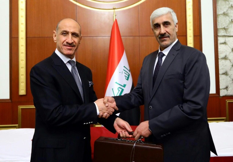 وزير الرياضة العراقي الجديد عدنان درجال (الى اليسار) خلال عملية التسليم والتسلم مع سلفه أحمد رياض. 