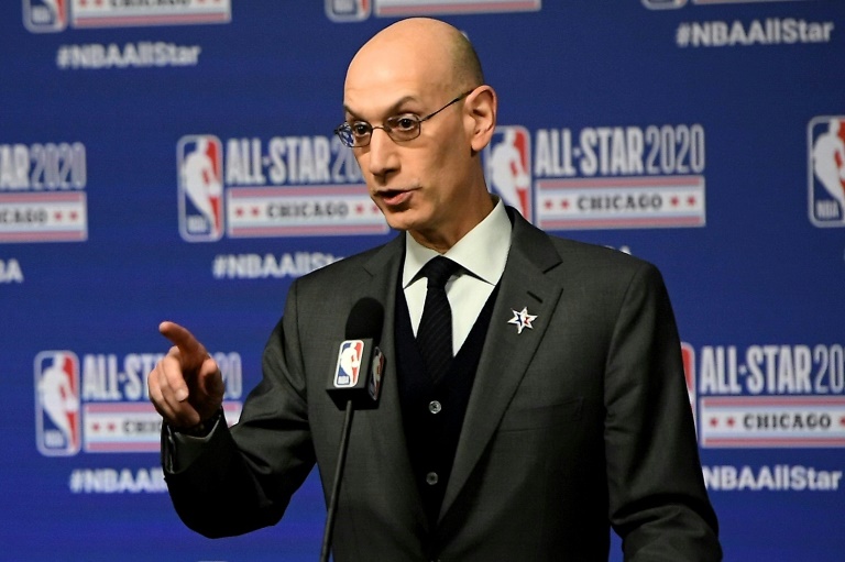 قابل لاعبو دوري كرة السلة الأميركي للمحترفين بتحفظ اقتراح مفوض الرابطة آدم سيلفر استئناف المباريات في مكان معزول.