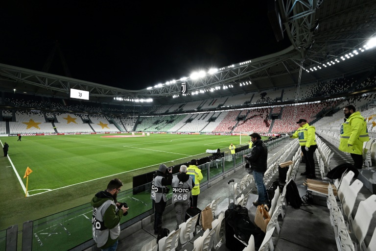 مدرجات بلا جمهور خلال مباراة يوفنتوس وإنتر ميلان الإيطاليين في الثامن من آذار/مارس 2020، قبل ساعات من تعليق النشاط الرياضي.