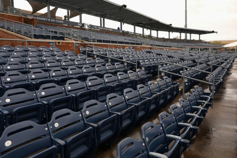 مقاعد فارغة في مدرجات ملعب بيوريا في ولاية أريزونا في 12 آذار/مارس 2020.