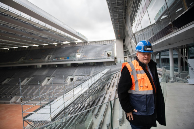 رئيس الاتحاد الفرنسي لكرة المضرب برنار غيوديسيلي يتفقد السقف الجديد في الملعب الرئيسي لرولات غاروس في 5 شباط/فبراير 2020