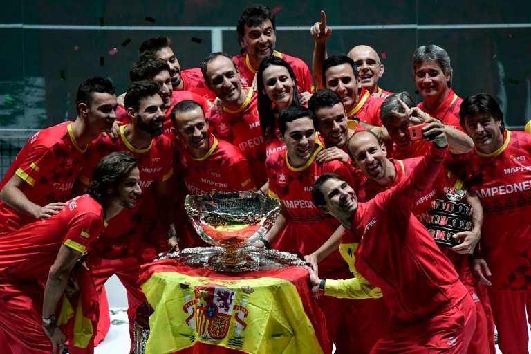الإسباني رافايل نادال يلتقط صورة مع أعضاء منتخب بلاده عقب التتويج بلقب كأس ديفيس في كرة المضرب في مدريد في 24 تشرين الثاني/نوفمبر 2019.