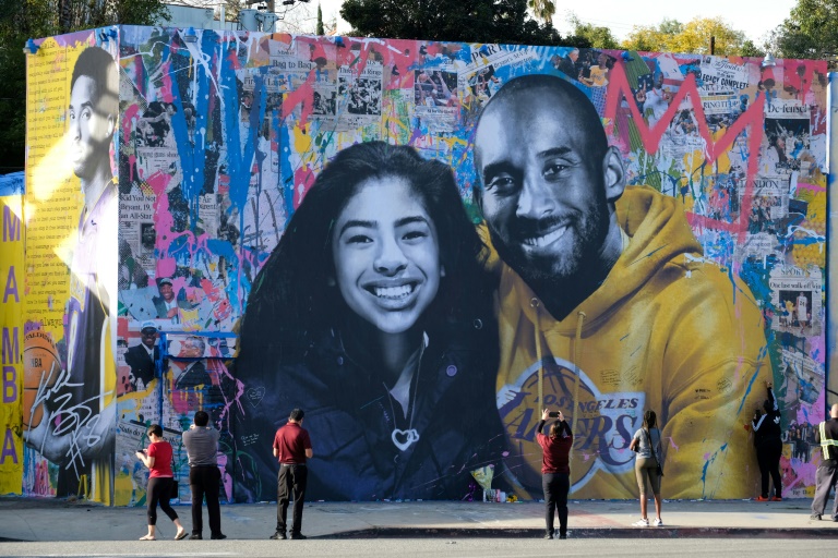 صورة لنجم لوس انجليس ليكرز كوبي براينت وابنته جيانا اللذين قضيا في تحطم مروحية، على حائط في مدينة لوس انجليس في 31 كانون الثاني/يناير 2020.