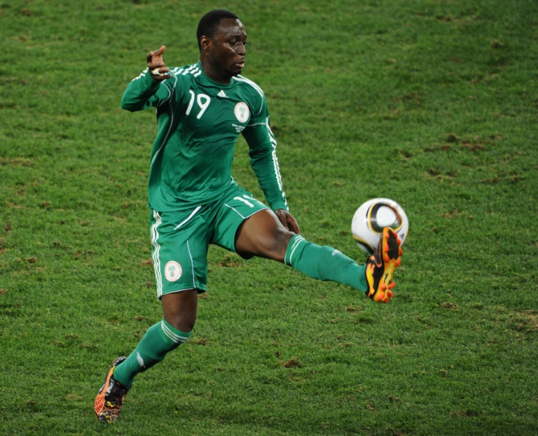 تشيندو أوباسي يروض الكرة خلال مباراة منتخب بلاده نيجيريا ضد كوريا الجنوبية في مونديال جنوب إفريقيا، في 22 حزيران/يونيو 2010.