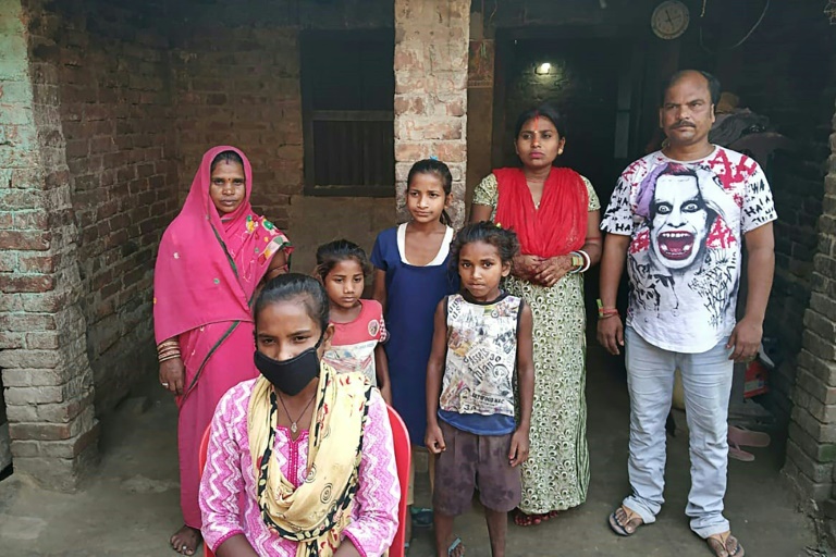 جيوتي كوماري باسوان (أسفل الصورة) مع عائلتها أمام منزلهم في قرية سيروهولي في قضاء داربهانغا في 23 ايار/مايو 2020، بعدما قطت مسافة اكثر من 1200 كيلومترا مع والدها في انحاء الهند على متن دراجة هوائية.