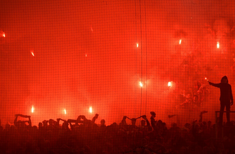 طغت الألعاب النارية في المدرجات على مباراة هرتا برلين وأونيون برلين ضمن الدوري الألماني لكرة القدم، في الثاني من تشرين الثاني/نوفمبر 2019.