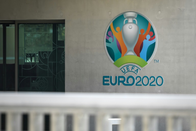 شعار كأس اوروبا على جدران مقر الاتحاد الاوروبي لكرة القدم (ويفا) في ميدنة نيون السويسرية. 17 اذار/مارس 2020