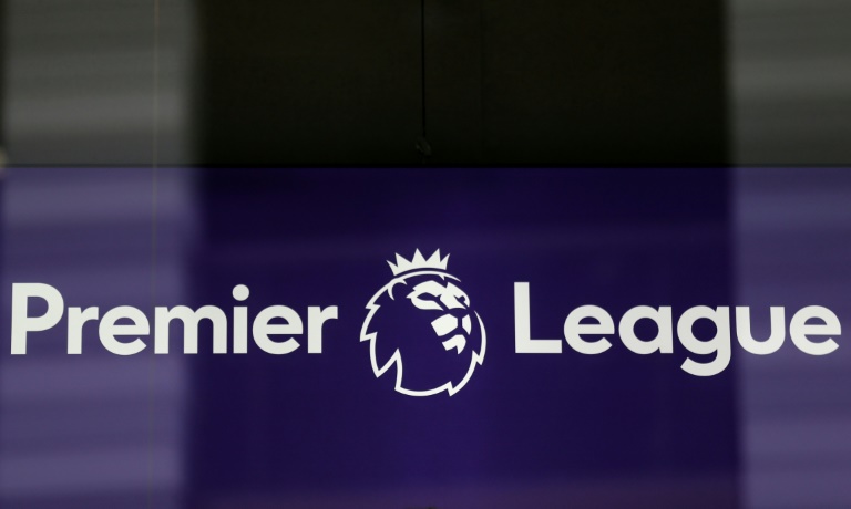 شعار رابطة الدوري الانكليزي لكرة القدم بزجاج على مدخل مقرها في لندن في 13 آذار/مارس 2020.
