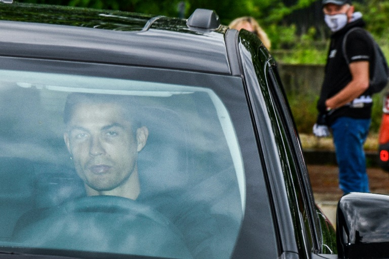 نجم يوفنتوس البرتغالي كريستيانو رونالدو يقود سيارته متوجها الى مقر النادي التدريبي. 19 ايار/مايو 2020