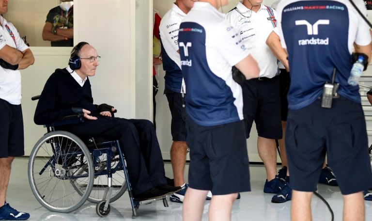 فرانك وليامس على كرسيه المتحرك في حظيرة فريقه المشارك في بطولة العالم للفورمولا واحد، في صورة مؤرخة 19 تموز/يوليو 2014.