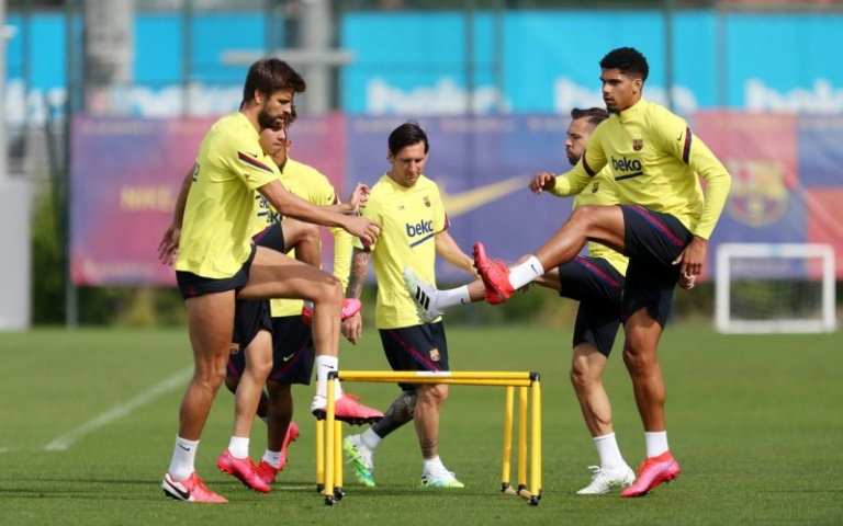 لاعبو برشلونة الإسباني خلال حصة تدريبية في 25 أيار/مايو 2020.