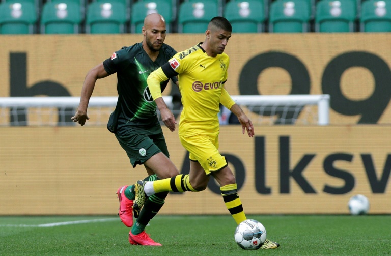 لاعب بوروسيا دورتموند الألماني السوري الأصل محمود داوود (بالزي الأصفر) خلال مباراة ضد فولفسبورغ في 23 أيار/مايو 2020.