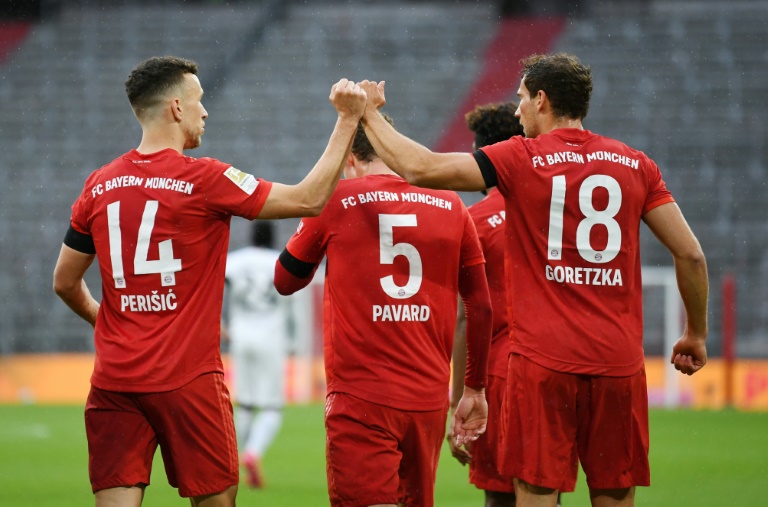 لاعبو بايرن ميونيخ يحتلفون بهز شباك اينتراخت فرانكفورت (5-2) في الدوري الألماني في 23 أيار/مايو 2020.