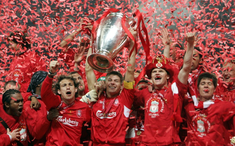 لاعبو ليفربول الإنكليزي يحتفلون بلقب دوري أبطال أوروبا في اسطنبول في 25 أيار/مايو 2005.