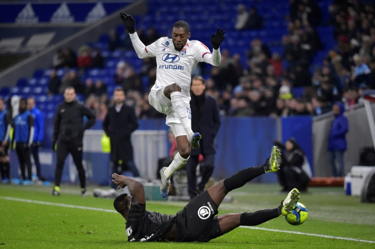المهاجم الكاميروني كارل توكو ايكامبي يقفز فوق لاعب اميان في الدوري الفرنسي لكرة القدم في 5 شباط/فبراير 2020