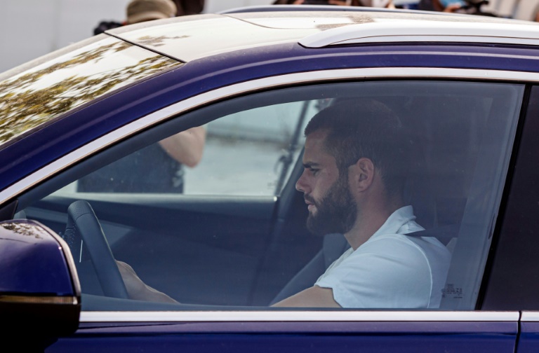 مدافع ريال مدريد ناتشو فرنانديز لحظة وصوله الى مركز تدريبات ناديه للخضوع لفحص كوفيد-19 في السادس من أيار/مايو 2020.