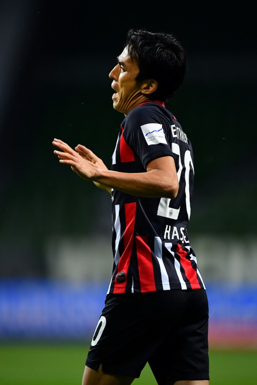 الياباني ماكوتو هاسيبي لاعب أينترخت فرانكفورت الألماني خلال مباراة في الدوري المحلي ضد فيردر بريمن في الثالث من حزيران/ يونيو 2020.