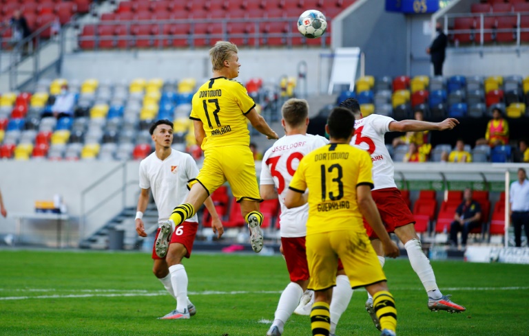 النروجي إيرلينغ هالاند يسجل هدف الفوز لبوروسيا دوتموند في مرمى فورتونا دوسلدورف خلال المرحلة الحادية والثلاثين من الدوري الألماني لكرة القدم.