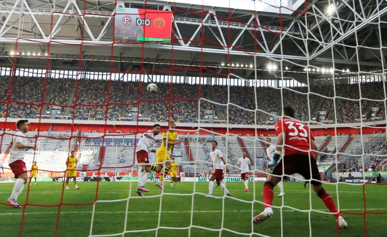 مهاجم بوروسيا دورتموند الدولي النروجي إرلينغ براوت هالاند (وسط) لحظة تسجيله هدف الفوز في مرمى فورتونا دوسلدورف (1-صفر) في الدقيقة الخامسة الأخيرة من الوقت بدل الضائع ضمن الدوري الألماني لكرة القدم في 13 حزيران/يونيو 2020.