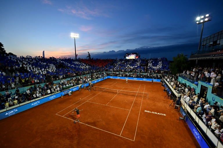 مباراة في كرة المضرب بين الصربي نوفاك ديوكوفيتش والنمسوي دومينيك تييم خلال دورة ودية في 14 حزيران/يونيو 2020.