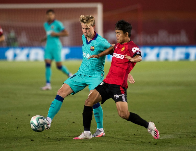 فرنكي دي يونغ (يسار) خلال مواجهة برشلونة ومايوركا في الدوري الاسباني لكرة القدم في 13 حزيران/يونيو 2020