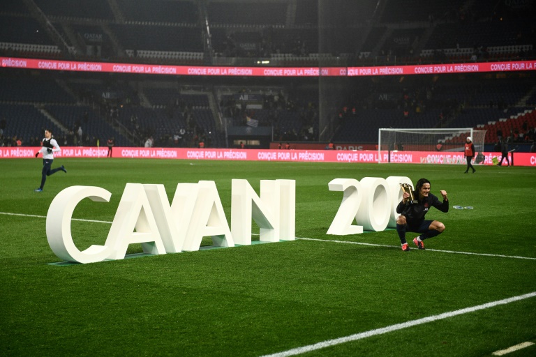 الاوروغوياني ادينسون كافاني خلال تكريمه ببلوغه 200 هدف مع باريس سان جرمان في ملعب بارك دي برانس في 23 شباط/فبراير 2020