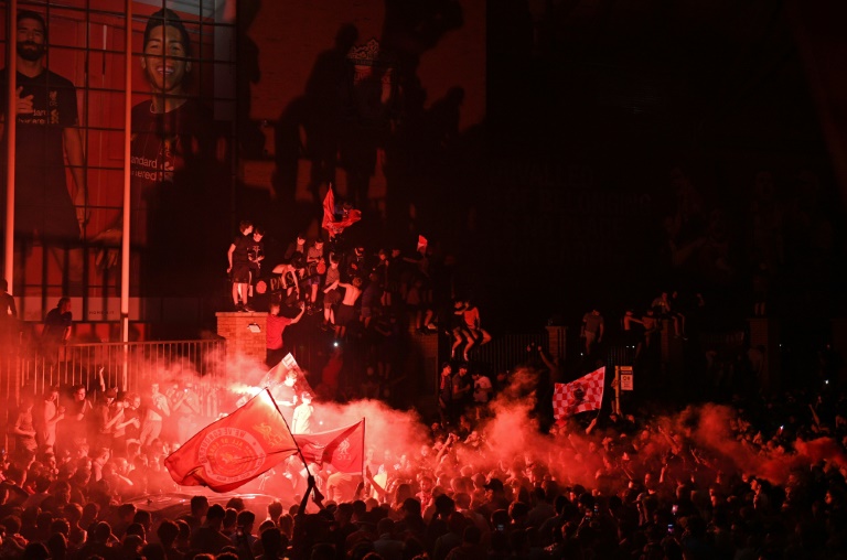 نزل مشجعو ليفربول الى شوارع المدينة للاحتفال بلقب الدوري الإنكليزي الممتاز لكرة القدم، على رغم المخاوف من فيروس كورونا المستجد.