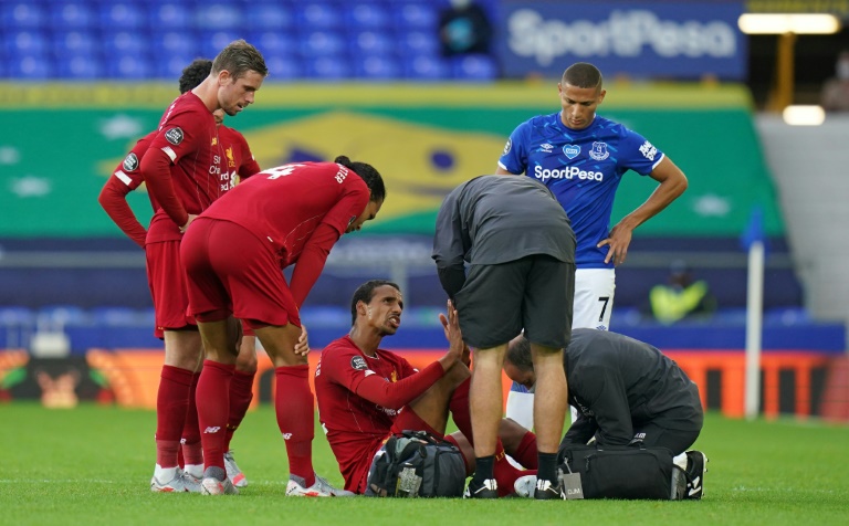 الكاميروني جويل ماتيب على الأرض بعد تعرضه للإصابة خلال مباراة فريقه ليفربول ضد إيفرتون في الدوري الإنكليزي لكرة القدم، في 21 حزيران/يونيو 2020.