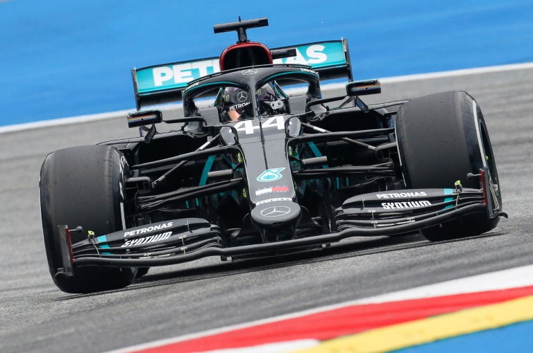 البريطاني لويس هاميلتون سائق فريق مرسيدس للفورمولا واحد خلال فترة التجارب الحرة لسباق جائزة النمسا الكبرى المرحلة الافتتاحية من بطولة العالم، في الثالث من تموز/يوليو 2020.