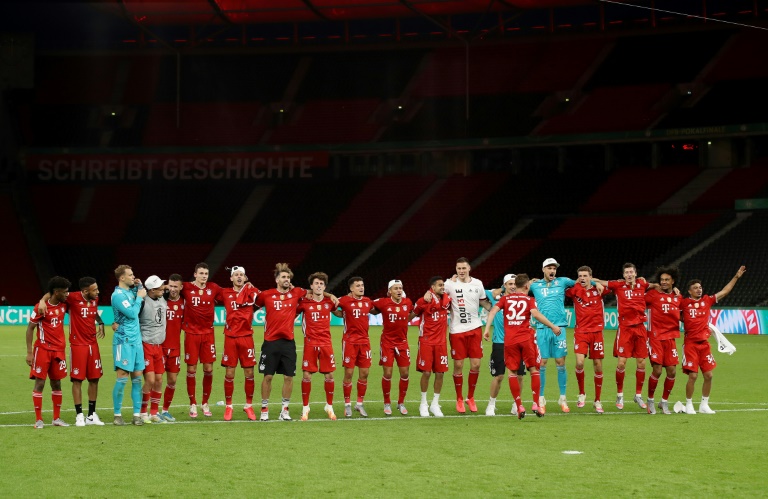لاعبو بايرن ميونيخ يحتفلون بالتتويج بلقب مسابقة كأس ألمانيا اثر الفوز على باير ليفركوزن 4-2 في المباراة النهائية في برلين في الرابع من تموز/يوليو 2020.