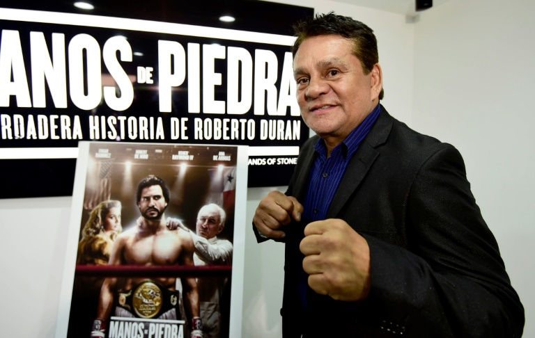 الملاكم البنمي روبرتو دوران خلال الترويج لفيلم عن سيرته الذاتية في المكسيك في 18 تشرين الأول/أكتوبر 2016.