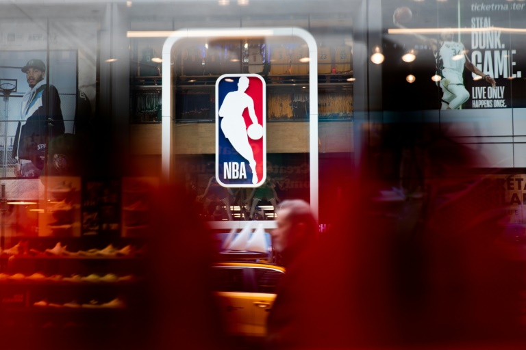لقطة لشعار الدوري الاميركي للمحترفين في كرة السلة في احد متاجر الجادة الخامسة الشهيرة في نيويورك.