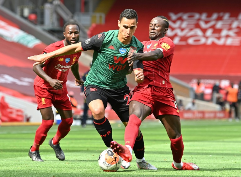 مهاجم ليفربول السنغالي ساديو مانيه (يمين) في صراع على الكرة مع مهاجم استون فيلا الهولندي انور الغازي خلال لقاء الفريقين في الدوري الانكليزي. 5 تموز/يوليو 2020