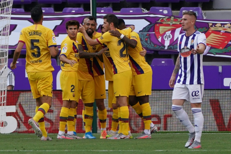 لاعب وسط برشلونة التشيلي ارتورو فيدال (وسط) يتلقى تهنئة زملائه بعد تسجيله هدف فريقه الوحيد في مرمى بلد الوليد. 11 تموز/يوليو 2020