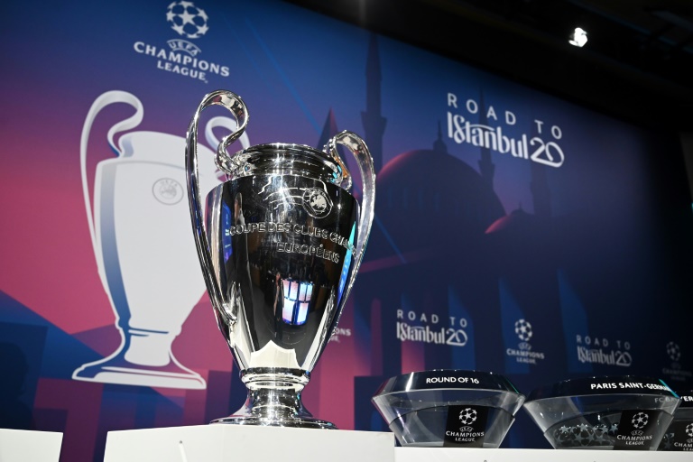 صورة لكأس دوري أبطال أوروبا لكرة القدم قبيل سحب قرعة الدور ثمن النهائي، نيون في 16 كانون الأول/ديسمبر 2019