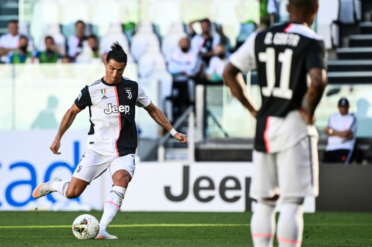 سجل رونالدو من ضربة حرة رائعة الهدف الثالث ليوفنتوس في مرمى تورينو