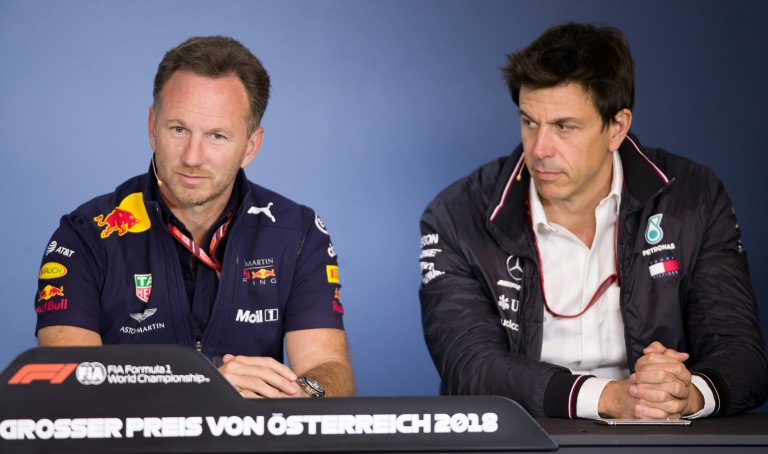 هل تطبع المواجهة بين مدير مرسيدس توتو وولف (الى اليسار) ومدير ريد بول كريستيان هورنر، المنافسة في بطولة العالم للفورمولا واحد لموسم 2020.