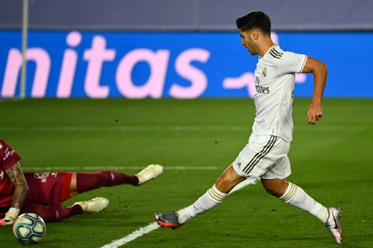مهاجم ريال مدريد ماركو اسنسيو في طريقه لتسجيل الهدف الثاني لفريقه في مرمى الافيس في الدوري الاسباني لكرة القدم. 10 تموز/يوليو 2020