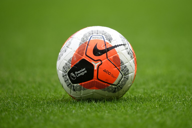 شعار رابطة الدوري الإنكليزي الممتاز لكرة القدم على كرة مباراة موريتش سيتي وبرايتون في الرابع من تموز/يوليو 2020.