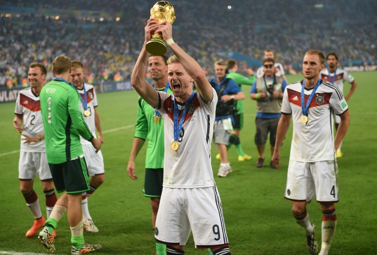 اندريه شورله يرفع كأس العالم بعد فوز المانيا على الارجنتين في نهائي مونديال 2014 في 13 تموز/يوليو