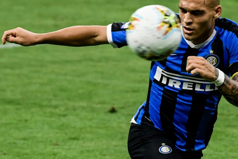 الأرجنتيني لاوتارو مارتينيز خلال مباراة فريقه إنتر ميلان ضد سامبدوريا ضمن الدوري الإيطالي لكرة القدم، في 21 حزيران/يونيو 2020.