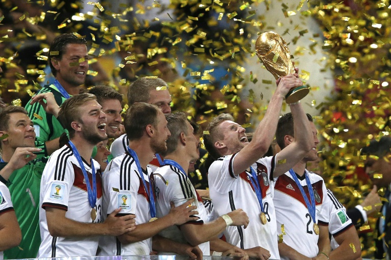 اندره شورله يرفع كأس العالم مع منتخب المانيا في 13 تموز/يوليو 2014 