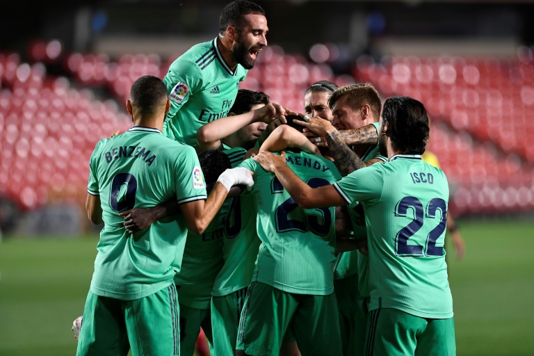 لاعبو ريال مدريد يحتفلون بعد الهدف الذي سجله الفرنسي فيرلان مندي في مرمى غرناطة خلال لقاء الفريقين في الدوري الاسباني لكرة القدم، غرناطة في 13 تموز/يوليو 2020