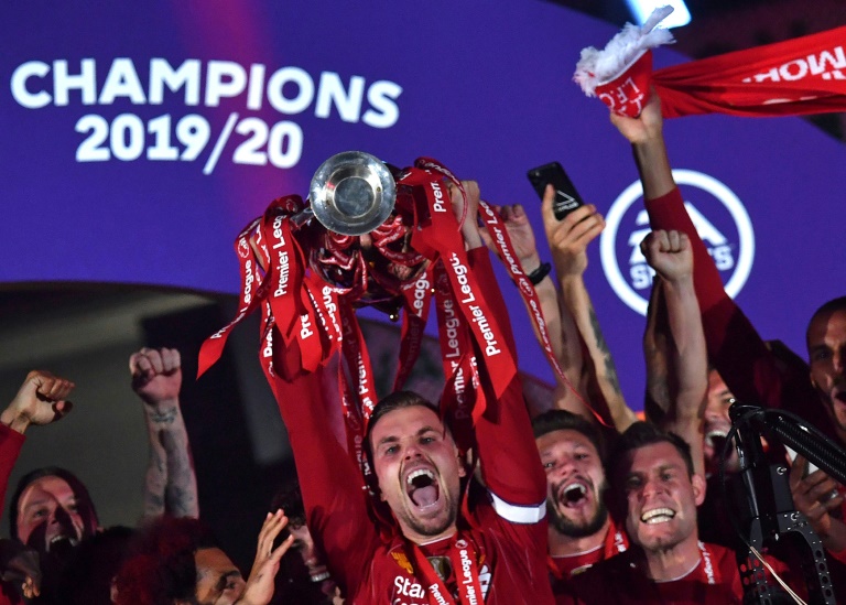 قائد ليفربول جوردان هندرسون (وسط) رافعا كأس الدوري الانكليزي الممتاز ومحتفلا مع زملائه. 22 تموز/يوليو 2020
