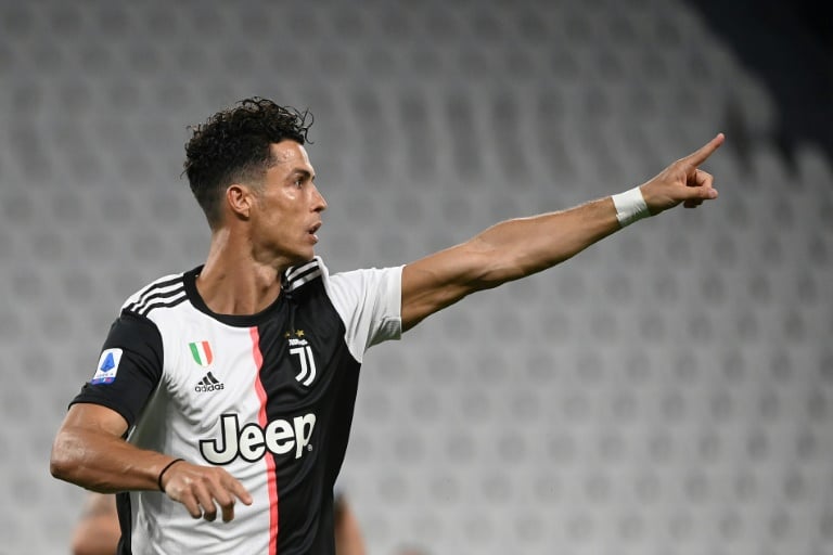 مهاجم يوفنتوس الدولي البرتغالي كريستيانو رونالدو يحتفل بهزه شباك لاتسيو (2-1) في الدوري الإيطالي في 20 تموز/يوليو 2020.