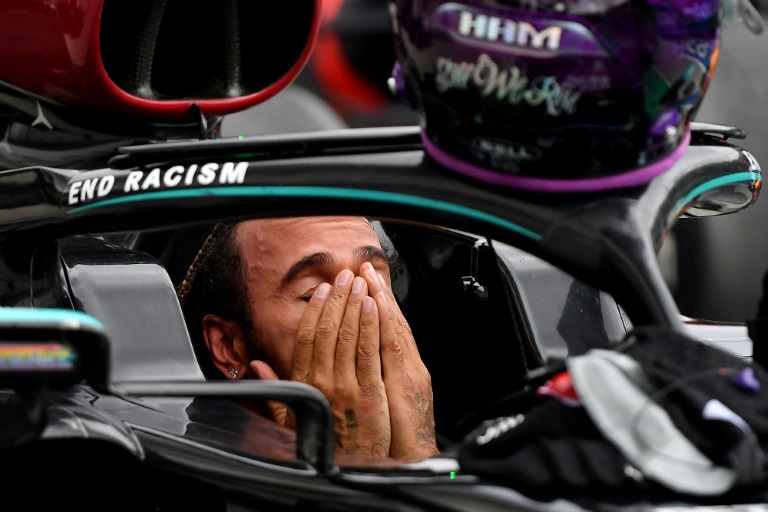 البريطاني لويس هاميلتون سائق مرسيدس بعد فوزه بسباق جائزة المجر الكبرى ضمن بطولة العالم للفورمولا واحد في 19 تموز/يوليو 2020.