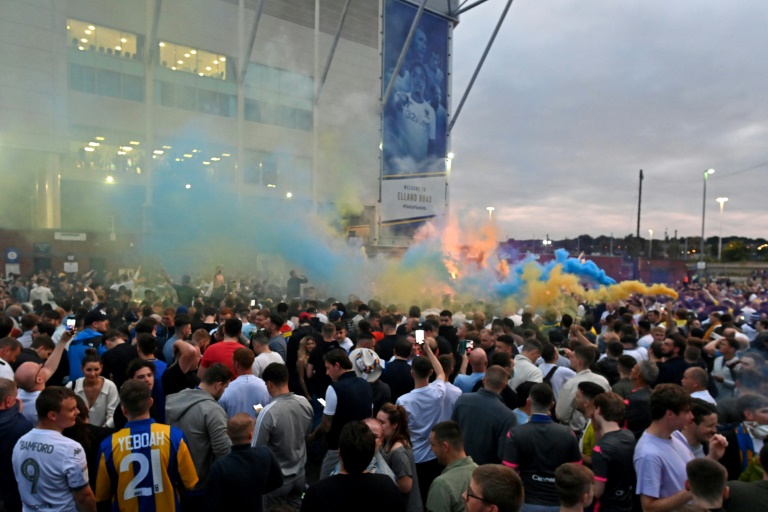 جماهير ليدز يونايتد تحتفل خارج ملعب 