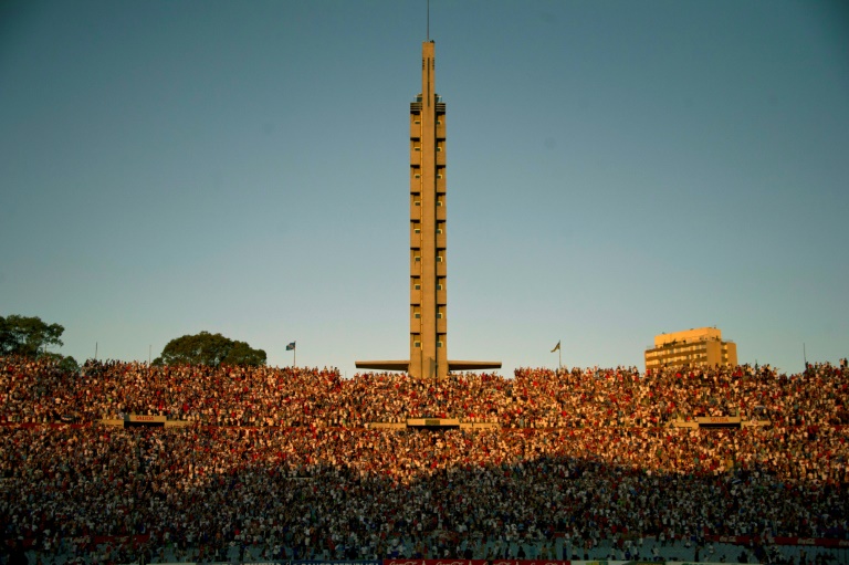 مشجو نادي ناسيونال يحتفلون بالفوز في عام 2014 على ملعب سينتيناريو في مونتيفيدو