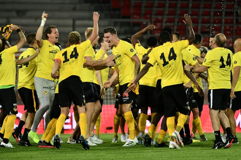 لاعبو يونغ بويز يحتقلون بالفوز بلقب الدوري السويسري للمرة الثالثة تواليا، بفوزهم على سيون 1-صفر، في المرحلة 35، في 31 تموز/يوليو 2020.