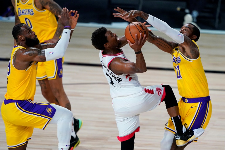 لاعب تورونتو رابتورز كايل لاوري يحاول التسديد نحو السلة بين لاعبي لوس أنجليس ليكرز، خلال مباراة الفريقين في الأول من أغسطس 2020.